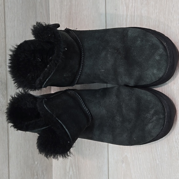 Ugg Australia Women's 3352 Button Black Suede Sheepskin Ankle Boots Shoes Sz 9 - Picture 3 of 11